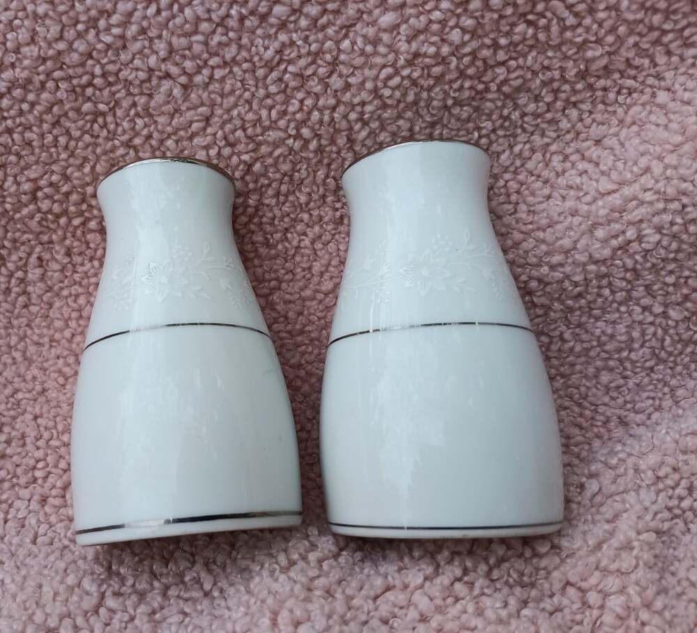 Noritake Buckingham 6438 Salt & Pepper Shaker Set White Embossed Platinum Trim